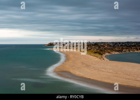 Una lunga esposizione al Port Noarlunga beach South Australia il 10 marzo 2019 Foto Stock