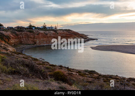 Tramonto sulla scogliera e presso il fiume Onkaparinga bocca al Port Noarlunga South Australia il 7 marzo 2019 Foto Stock