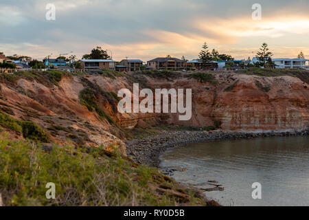 Tramonto sulla scogliera e presso il fiume Onkaparinga bocca al Port Noarlunga South Australia il 7 marzo 2019 Foto Stock