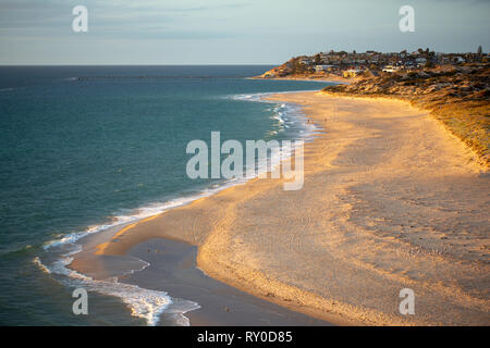 Un bagliore dorato di ultima luce a Port Noarlunga beach South Australia il 10 marzo 2019 Foto Stock