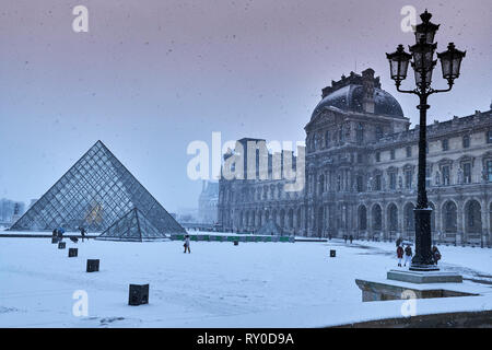 Francia, Parigi, il Museo Louvre, il Musee du Louvre, piramide in vetro, dall'architetto io m. Pei, cortile principale Cour Napoleone, Palazzo del Louvre, il museo d'arte, Foto Stock