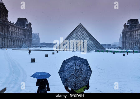 Francia, Parigi, il Museo Louvre, il Musee du Louvre, piramide in vetro, dall'architetto io m. Pei, cortile principale Cour Napoleone, Palazzo del Louvre, il museo d'arte, Foto Stock