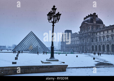 Francia, Parigi, il Museo Louvre, il Musee du Louvre, piramide in vetro, dall'architetto io m. Pei, cortile principale Cour Napoleone, Palazzo del Louvre, il museo d'arte, Foto Stock