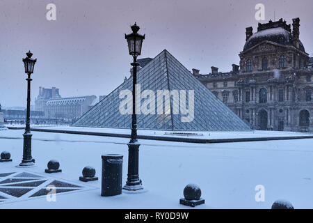 Francia, Parigi, il Museo Louvre, il Musee du Louvre, piramide in vetro, dall'architetto io m. Pei, cortile principale Cour Napoleone, Palazzo del Louvre, il museo d'arte, Foto Stock