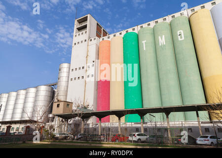 Izmir, Turchia - 5 Febbraio 2015: Silo con colorati serbatoi per lo stoccaggio di materiali sfusi Foto Stock