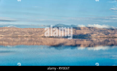 Rosa Maharlu lago vicino a Shiraz in Iran, prendere nel gennaio 2019 prese in hdr Foto Stock