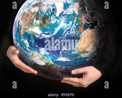 Salvare la terra - quadro concettuale. Un uomo abbraccia il pianeta. Backgorund nero. Cautinonary banner. Gli elementi di questa immagine fornita dalla NASA. Foto Stock