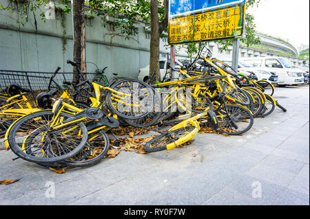 Cumulo di Ofo shared biciclette oggetto di dumping sul percorso in Shenzhen, Cina Foto Stock