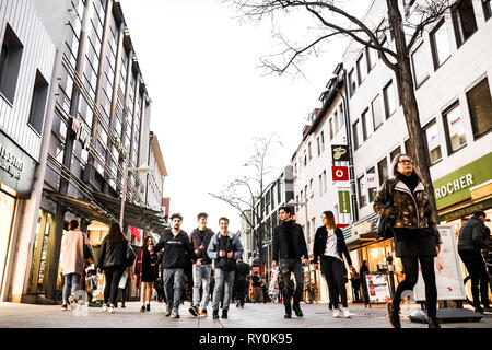 Nurmberg, Germania - 27 Febbraio 2019: la gente camminare sulla strada dello shopping. Compagnia di amici divertenti. Foto Stock