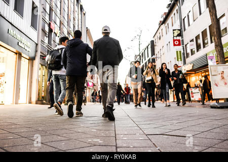 Nurmberg, Germania - 27 Febbraio 2019: la folla di gente che camminava sul th strada dello shopping. Foto Stock