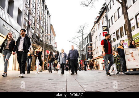 Nurmberg, Germania - 27 Febbraio 2019: vecchia donna e uomo a camminare sulla strada dello shopping Foto Stock