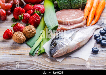 Pegan dieta cibi sulla tavola di legno Foto Stock