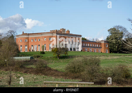 Visualizzare attraverso i campi verso la storica Highfield Park casa nobiliare, ora un hotel nel villaggio di Heckfield, Hampshire. L'ex primo ministro nev Foto Stock