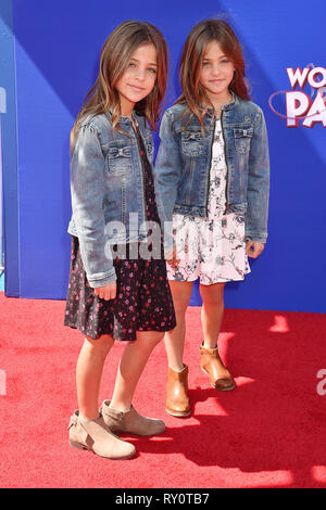 WESTWOOD, CA - MARZO 10: Ava Marie Clements e Lia Rose Clements arrivare per la premiere di Paramount Pictures' 'Wonder Park" tenutosi al Regency Bruin Foto Stock