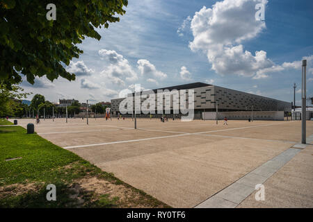 Torino, Italia - 11 Luglio 2009: l'arena di hockey progettato da Arata Isozaki, che ha ospitato e le cerimonie di apertura e di chiusura dei Giochi Olimpici Invernali. Foto Stock