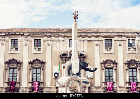 Famoso punto di riferimento, monumento di elefante (Fontana Fontana dell'Elefante) sulla piazza principale Piazza del Duomo, Catania, Sicilia, Italia Foto Stock