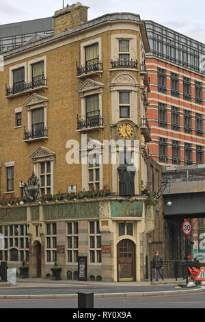 London, Regno Unito - 03 Aprile 2010: il famoso il frate Nero Bar Pub al Queen Victoria Street a Londra, Regno Unito. Foto Stock