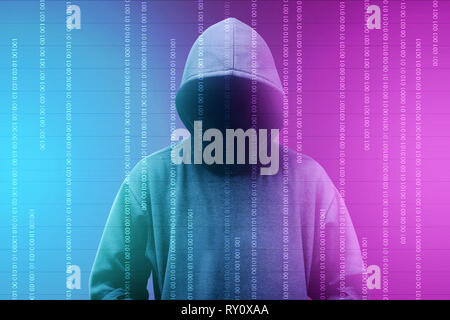 Hacker in felpa con cappuccio nero in piedi con digitale codice binario su sfondo colorato Foto Stock
