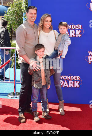 WESTWOOD, CA - MARZO 10: Adam Gregory e Sheridan Gregorio arrivare per la premiere di Paramount Pictures' 'Wonder Park" tenutosi al Regency Bruin Theatre Foto Stock