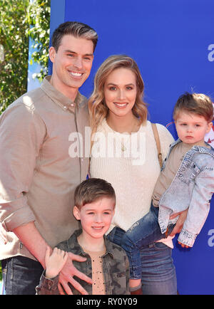 WESTWOOD, CA - MARZO 10: Adam Gregory e Sheridan Gregorio arrivare per la premiere di Paramount Pictures' 'Wonder Park" tenutosi al Regency Bruin Theatre Foto Stock