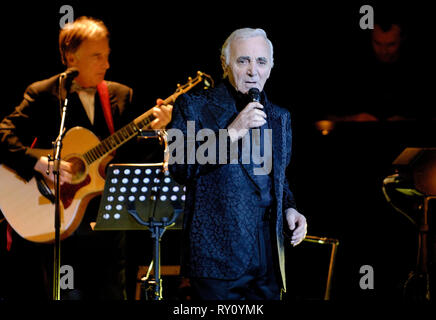 Germania, Ruhrgebiet, Essen, 20.02.2006: Charles Aznavour su il suo addio tour nella filarmonica di Essen, Deutschland, Ruhrgebiet,Essen, 20.02.2006: Ch Foto Stock