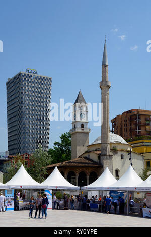 Piazza Skanderbeg con TID Tower Hotel Plaza, la Torre dell Orologio e Ethem Bey moschea, Tirana, Albania Foto Stock