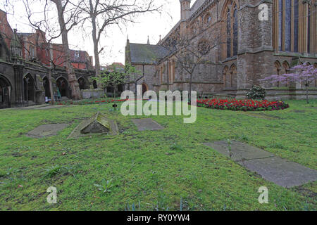 London, Regno Unito - 8 Aprile 2010: Medievale tombe nel cortile della chiesa di St Mary Abbots Kensington di Londra, Regno Unito. Foto Stock