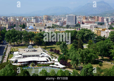 Centro città con Rinia Park, Piazza Skanderbeg, vista dalla Sky Tower, Tirana, Albania Foto Stock