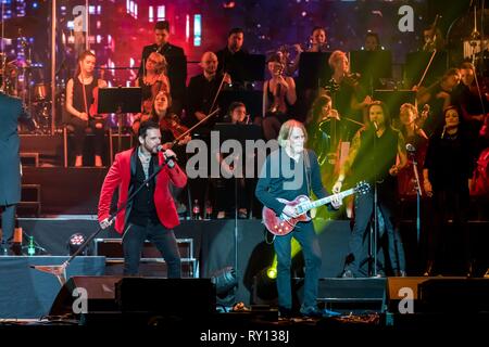 Berlino, Deutschland. Decimo Mar, 2019. 10.03.2019, Ricky Warwick e Scott Gorham da Thin Lizzy live sul palco di rock incontra il classico 2019 presso il Tempodrom di Berlino. | 10.03.2019, Ricky Warwick e Scott Gorham della Band Thin Lizzy performing live sul palco di rock incontra il classico 2019 presso il Tempodrom di Berlino, Germania. | Utilizzo di credito in tutto il mondo: dpa/Alamy Live News Foto Stock