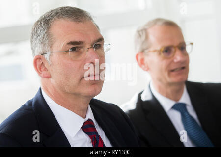 11 marzo 2019, della Renania settentrionale-Vestfalia, Düsseldorf: Thomas Hegel (l), di ritirarvi CEO della gamba immobiliare di Gruppo, e Lars von Lackum digitale, membro del Comitato Esecutivo e successore designato, registrato presso la conferenza stampa annuale presso la sede centrale. Da Giugno 1, 2019, von Lackum è diventato il nuovo CEO. Foto: Rolf Vennenbernd/dpa Foto Stock