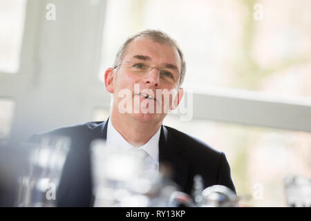 11 marzo 2019, della Renania settentrionale-Vestfalia, Düsseldorf: Thomas Hegel, ritiro CEO del gruppo immobiliare, gamba registrato presso la conferenza stampa annuale presso la sede centrale. Da Giugno 1, 2019, von Lackum è diventato il nuovo CEO. Foto: Rolf Vennenbernd/dpa Foto Stock