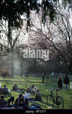 Roma, Italia. Decimo Mar, 2019. Persone appoggiano sul prato di Indro Montanelli Park in Milano, Italia, 10 marzo 2019. Credito: Cheng Tingting/Xinhua/Alamy Live News Foto Stock