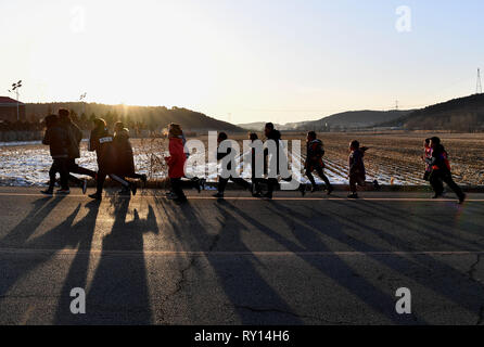 (190311) -- SHENYANG, 11 marzo 2019 (Xinhua) -- Bambini jog a Shenyang Sport University, a Shenyang del nord-est della Cina di Provincia di Liaoning, il 23 gennaio, 2019. Ci sono una trentina di bambini da 8 a 16 anni studiando snowboard halfpipe a Shenyang Sport University. Alcuni di loro vogliono diventare atleti professionisti, e alcuni di loro vogliono solo per avere un assaggio di questo sport. Come Pechino 2022 Giochi invernali si avvicinò di più e più persone in Cina, compresi i giovani studenti, ha cominciato a imparare e a partecipare nel ghiaccio e sport della neve. (Xinhua/Egli Changshan) Foto Stock