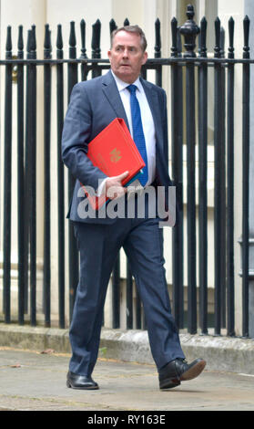 Londra, Regno Unito. 11 mar 2019. Ministri partecipare alle riunioni in 10 Downing Street all'inizio di un'altra settimana di importanti Brexit-relative votazioni. Liam Fox arriva Credito: PjrFoto/Alamy Live News Foto Stock