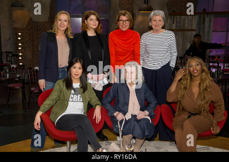 Colonia, Deutschland. 08 Mar, 2019. Fila posteriore da sinistra: Katja FLINT, attrice, Sophie PASSMANN, femminista, presenter Bettina BOETTINGER, Gerburg JAHNKE, artista di cabaret. Prima fila da sinistra: Dr. Mai Thi Nguyen-Kim, farmacia e giornalista scientifica. Rosemarie ACHENBACH, filosofia studente, Motsi MABUSE, ballerino e presentatore. valutazione del programma 'Koelner Treff' su WDR television, 08.03.2019. | Utilizzo di credito in tutto il mondo: dpa/Alamy Live News Foto Stock