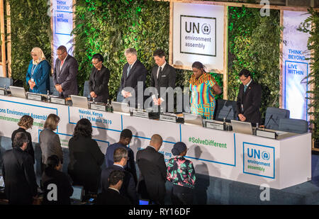 (190311) -- NAIROBI, 11 marzo 2019 (Xinhua) -- i partecipanti stand in silenzioso omaggio alle vittime di Ethiopian Airlines si è schiantato il piano alla cerimonia di apertura della quarta sessione delle Nazioni Unite per l'Ambiente (Gruppo UNEA) a Nairobi, in Kenya, Marzo 11, 2019. UNEA aperto a Nairobi il lunedì con un raduno chiamata per l'adozione di tecnologie e innovazioni per incrementare il verde e la crescita inclusiva. Più di 4.700 delegati, compresi i presidenti, i ministri, business leader, gli scienziati e gli innovatori, parteciperà al pubblico che si prevede di adottare risoluzioni che aiuterà leapf Foto Stock