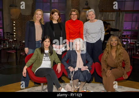 Colonia, Deutschland. 08 Mar, 2019. Fila posteriore da sinistra: Katja FLINT, attrice, Sophie PASSMANN, femminista, presenter Bettina BOETTINGER, Gerburg JAHNKE, artista di cabaret. Prima fila da sinistra: Dr. Mai Thi Nguyen-Kim, farmacia e giornalista scientifica. Rosemarie ACHENBACH, filosofia studente, Motsi MABUSE, ballerino e presentatore. valutazione del programma 'Koelner Treff' su WDR television, 08.03.2019. | Utilizzo di credito in tutto il mondo: dpa/Alamy Live News Foto Stock