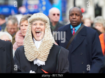 Londra, Regno Unito. Undicesimo Mar, 2019. Undicesimo Marzo 2019. Di recente nominato Queens consigli, sete, presso il Palazzo di Westminster, a seguito della cerimonia di giuramento nella cerimonia a Londra, Inghilterra. QC fuori Westminster Credito: Thomas Bowles/Alamy Live News Foto Stock