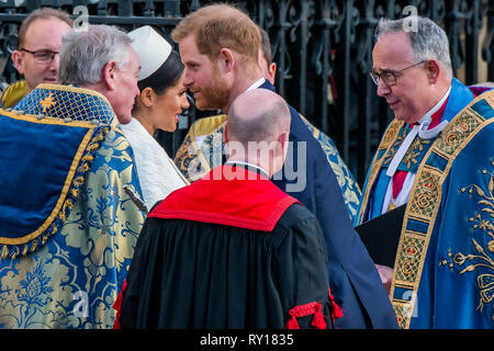 L'Abbazia di Westminster, Londra, Regno Unito. Undicesimo Mar, 2019.Il Duca e la Duchessa di Sussex lasciare - un servizio di celebrazione del settantesimo anniversario del Commonwealth moderno a Westminster Abbey. Credito: Guy Bell/Alamy Live News Foto Stock