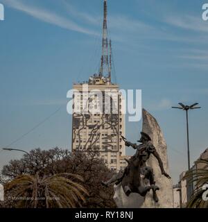 Settembre 22, 2016 - En una de las paredes del Ministerio fieno n.a. imagen hecha en hierro de Eva Duarte de PerÃ³n, Evita. Vista desde la intersecciÃ³n del Avenida de Mayo y 9 de Julio se cruza con este Quijote (credito Immagine: © Maximiliano RamosZUMA filo) Foto Stock