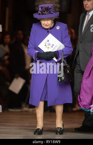 Londra, Gran Bretagna. Undicesimo Mar, 2019. La Gran Bretagna è la Regina Elisabetta II lascia dopo aver partecipato al Commonwealth alle celebrazioni del giorno presso l Abbazia di Westminster a Londra, Gran Bretagna, il 11 marzo 2019. Credito: Ray codolo/Xinhua/Alamy Live News Foto Stock