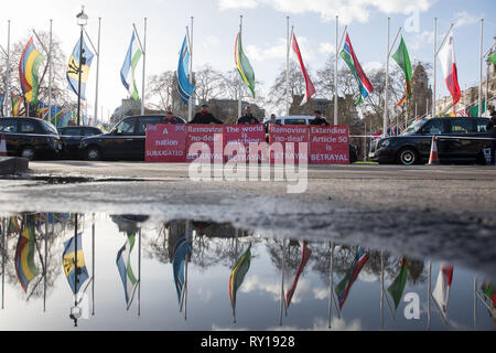 (190311) -- London, 11 marzo 2019 (Xinhua) -- manifestanti stand al di fuori della sede del parlamento di Londra, Gran Bretagna, 11 marzo 2019. Il Primo Ministro inglese Theresa Maggio è probabile che si trovano di fronte a un altro voto Brexit sconfitta in Parlamento martedì in mezzo alla sua incapacità di trovare un punto di svolta nei negoziati con l'Unione europea (UE). (Xinhua/Joe Newman) Foto Stock