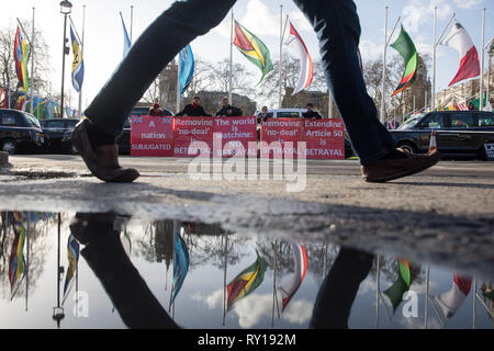 (190311) -- London, 11 marzo 2019 (Xinhua) -- manifestanti stand al di fuori della sede del parlamento di Londra, Gran Bretagna, 11 marzo 2019. Il Primo Ministro inglese Theresa Maggio è probabile che si trovano di fronte a un altro voto Brexit sconfitta in Parlamento martedì in mezzo alla sua incapacità di trovare un punto di svolta nei negoziati con l'Unione europea (UE). (Xinhua/Joe Newman) Foto Stock