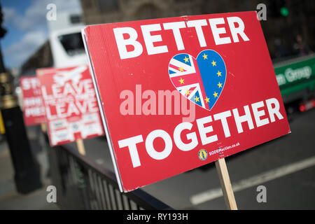 (190311) -- London, 11 marzo 2019 (Xinhua) -- cartelloni sono visti al di fuori della sede del parlamento di Londra, Gran Bretagna, 11 marzo 2019. Il Primo Ministro inglese Theresa Maggio è probabile che si trovano di fronte a un altro voto Brexit sconfitta in Parlamento martedì in mezzo alla sua incapacità di trovare un punto di svolta nei negoziati con l'Unione europea (UE). (Xinhua/Joe Newman) Foto Stock