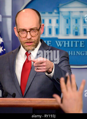 Ufficio di gestione e di bilancio (OMB) Direttore Russell Vought mutandine media nella Casa Bianca di Brady Press Briefing Room in Washington, DC il lunedì, 11 marzo 2019. Credito: Ron Sachs / CNP | Utilizzo di tutto il mondo Foto Stock