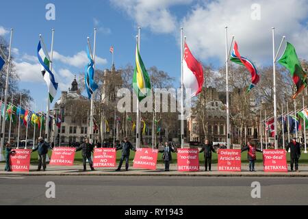 (190311) -- London, 11 marzo 2019 (Xinhua) -- manifestanti stand al di fuori della sede del parlamento di Londra, Gran Bretagna, 11 marzo 2019. Il Primo Ministro inglese Theresa Maggio è probabile che si trovano di fronte a un altro voto Brexit sconfitta in Parlamento martedì in mezzo alla sua incapacità di trovare un punto di svolta nei negoziati con l'Unione europea (UE). (Xinhua/Joe Newman) Foto Stock