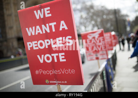 (190311) -- London, 11 marzo 2019 (Xinhua) -- cartelloni sono visti al di fuori della sede del parlamento di Londra, Gran Bretagna, 11 marzo 2019. Il Primo Ministro inglese Theresa Maggio è probabile che si trovano di fronte a un altro voto Brexit sconfitta in Parlamento martedì in mezzo alla sua incapacità di trovare un punto di svolta nei negoziati con l'Unione europea (UE). (Xinhua/Joe Newman) Foto Stock