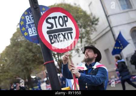 (190311) -- London, 11 marzo 2019 (Xinhua) -- un dimostratore detiene una targhetta al di fuori della sede del parlamento di Londra, Gran Bretagna, 11 marzo 2019. Il Primo Ministro inglese Theresa Maggio è probabile che si trovano di fronte a un altro voto Brexit sconfitta in Parlamento martedì in mezzo alla sua incapacità di trovare un punto di svolta nei negoziati con l'Unione europea (UE). (Xinhua/Joe Newman) Foto Stock