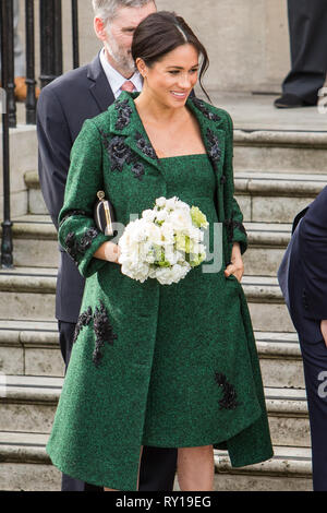 LONDON, Regno Unito - 11 Marzo: Meghan Markle e il principe Harry ricevere fiori dopo aver lasciato il Canada House di Londra UK Credit: Signor Pics/Alamy Live News Foto Stock