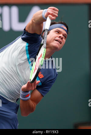 Indian Wells, California, Stati Uniti d'America. Indian Wells, California, Stati Uniti d'America. Undicesimo Mar, 2019. Marzo 11, 2019 Milos Raonic (CAN) serve contro Marcos Giron durante il 2019 BNP Paribas Open a Indian Wells Tennis Garden di Indian Wells, California. Charles Baus/CSM Credito: Cal Sport Media/Alamy Live News Credito: Cal Sport Media/Alamy Live News Foto Stock